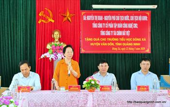 Nguyên Phó Chủ tịch nước Nguyễn Thị Doan thăm, tặng quà Trường Tiểu học Đông Xá (Vân Đồn)