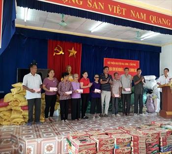 Trao quà cho người dân có hoàn cảnh khó khăn ở xã Đồn Đạc