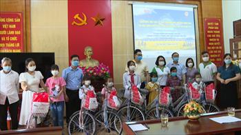 Trao tặng xe đạp, góc học tập cho học sinh có hoàn cảnh khó khăn huyện Tiên Yên