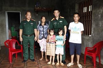 Ban CHQS huyện Tiên Yên: Đỡ đầu học sinh có hoàn cảnh khó khăn