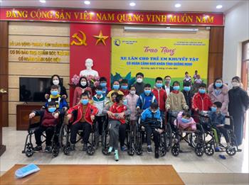 Công an tỉnh Quảng Ninh trao tài trợ chương trình “Trái tim cho em”