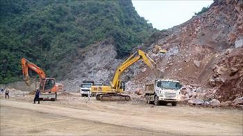 Chuẩn bị khoan hầm xuyên núi đá dự án đường bao biển Hạ Long - Cẩm Phả