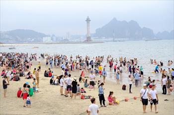 42 vạn lượt khách du lịch đến Quảng Ninh trong dịp nghỉ lễ 30/04 và 01/05
