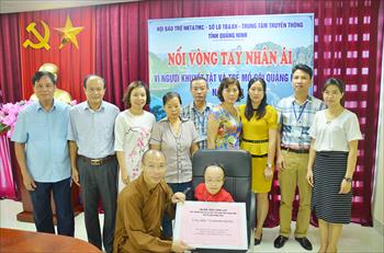 Trao học bổng cho sinh viên khuyết tật Phạm Thị Hoài Thương