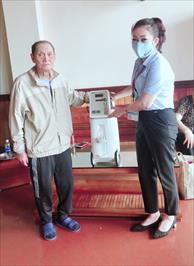 Cụ ông 70 tuổi Đảng tặng máy thở cho UBND phường Bãi Cháy (TP Hạ Long)