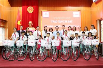 Trao 10 xe đạp cho học sinh nghèo hiếu học tại TX Quảng Yên