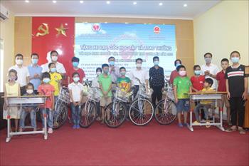 Tặng xe đạp, góc học tập cho học sinh có hoàn cảnh khó khăn TX Quảng Yên