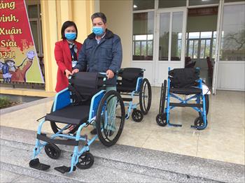 90 người khuyết tật ở TX Đông Triều được nhận xe lăn