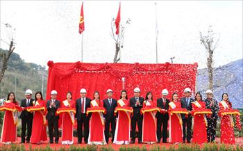 Gắn biển công trình chào mừng Đại hội Đảng toàn quốc lần thứ XIII cho Nhà máy sàng - tuyển than Khe Chàm